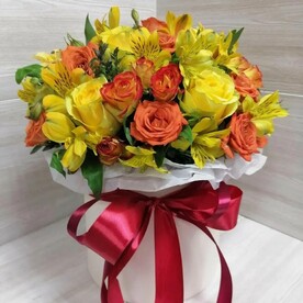 Яркие краски из роз и альстромерий