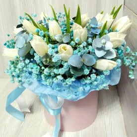 21 тюльпан стильно с голубой гипсофилой⚘️