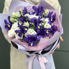 Римские каникулы из эустомы и ирисов