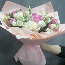 Лазурный букет (с кустовыми розами, эустомой)