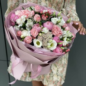 Букет Марсель из озотамнуса, гиперикума, роз, альстромерии и эустомы роз