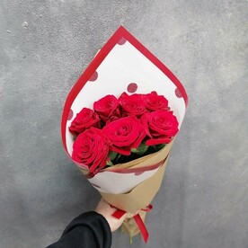 Стильный комплиментик из 7 роз