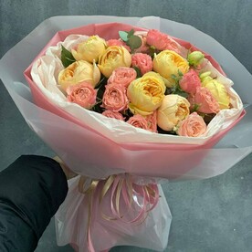 Изящный букет с пионовидной розой