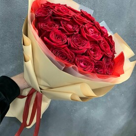 25 роз в стильной упаковке