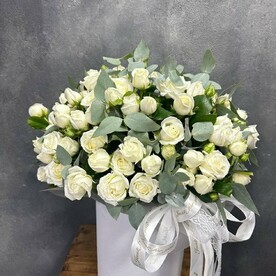 Белоснежный бокс с белой кустовой розой