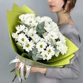 Букет кустовых хризантем с эвкалиптом