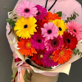 Микс ярких гербер с эвкалиптом