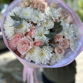 Букет из хризантем и кустовой розы
