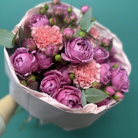 Пиновидная Роза и диантус «Мисти Баблз»