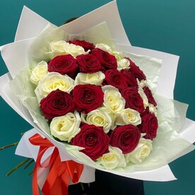 Букет из красных и белых роз 31 шт
