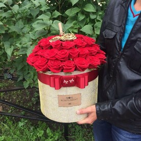 Красные розы в коробке