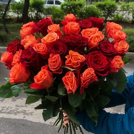 Букет из оранжевых и красных роз