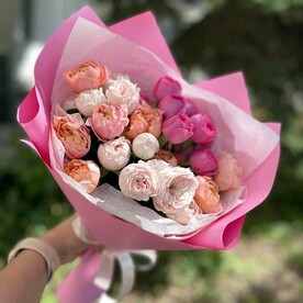 Букет из пион кустовых роз