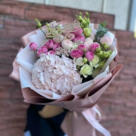 Букет с гортензией и кустовыми розами «романтическое приключение»