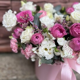 Шляпная коробка с кустовыми пионовидными Розами и эустомы