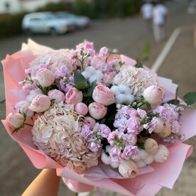 "Лунная дорога" букет из ароматной маттиолы, гортензии и роз пионовидных