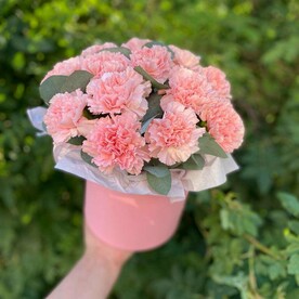 Шляпная коробка с нежными диантусами и эвкалиптом «Магия чувств»