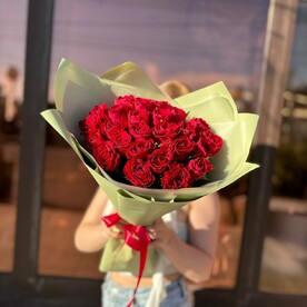25 роз Кении в оформлении
