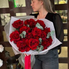 13 французских роз с эвкалиптом