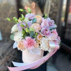 Красивая коробка с пионовидными кустовыми розами и орхидеями