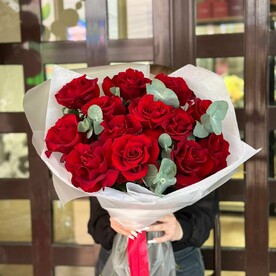 Букет из 15 французских роз с добавление эвкалипта