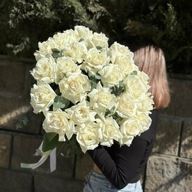 Букет пионовидной розы с  добавлением эвкалипта