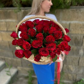 Букет роз в корзине
