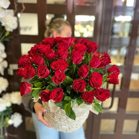 Букет роз в корзине 51 шт