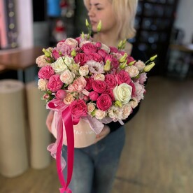 Цветы в коробке «Божья Искра» с кустовые розами и Эустомой