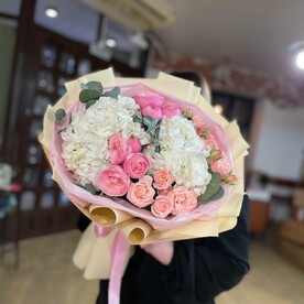 Авторский букет «Летнее настроение» из кустовых роз и гортензий