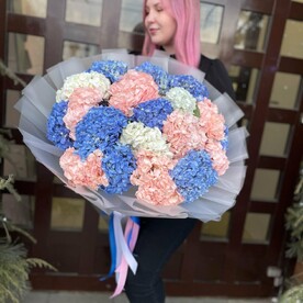 Большой букет из гортензий