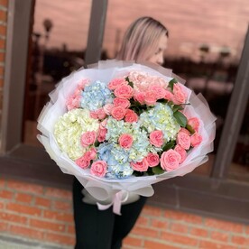 Букет "Восторг" из роз и гортензиии