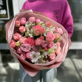 Авторский букет с пион розами и альстромерией