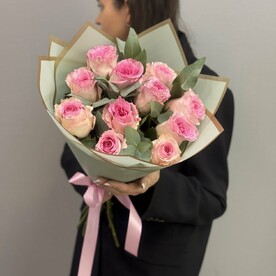 11 роз с эвкалиптом