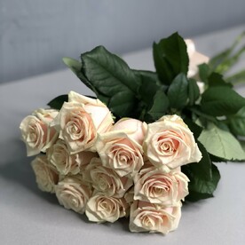 Букет из 9 кремово-розовых роз 60 см