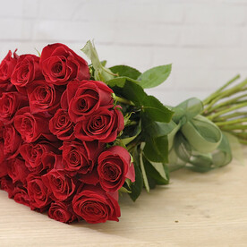Букет из 25 красных роз 60 см