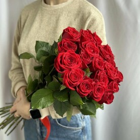 Букет из 19 красных роз сорта "Ред Наоми", 60см