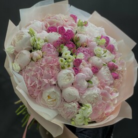 Букет из гортензии и пионы