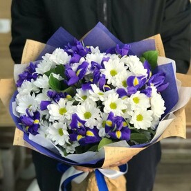 Букет из ирисов и хризантемы