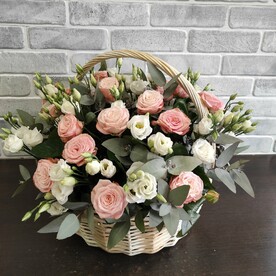 Корзина с розами и эустомой