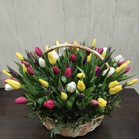 Корзина разноцветных тюльпанов