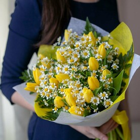 Букет тюльпанов с ромашками