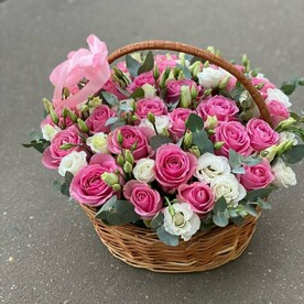 Корзина роз и эустомы