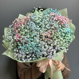 Яркий букет из гипсофилы