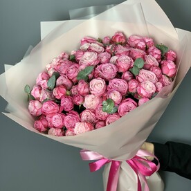 Роскошный букет из пионовидной кустовой розы