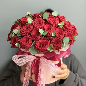 Элегантная коробочка из роз и эвкалипта