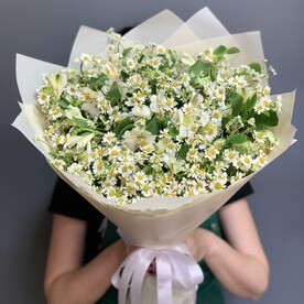 Летний букет из ромашек и альстромерий