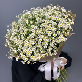Крафтовый букет из кустовых ромашек