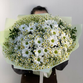 Букет из ромашек и хризантем