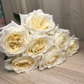 7  белых роз